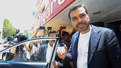 Jorge Álvarez Máynez llega a un encuentro con estudiantes en la Escuela Carlos Septién de Periodismo, en Ciudad de México, el 24 de mayo.