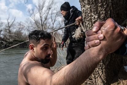 Un migrante es rescatado en el río Evros después de intentar cruzar de Turquía a Grecia, el 1 de marzo. El presidente de Turquía, Recep Tayyip Erdogan, pidió este lunes a Europa asumir "su parte de la carga" en la acogida de migrantes, tras haberles abierto las puertas hacia la Unión Europea para tratar de obtener el apoyo de Occidente contra el régimen sirio.