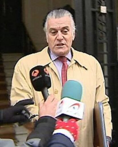 GRA186 MADRID,27/2/2103.- Imagen de televisi&oacute;n del extesorero del Partido Popular Luis B&aacute;rcenas, contestando a las preguntas de los periodistas a la salida hoy  de su domicilio, despu&eacute;s de que ayer presentara una demanda  contra el PP por despido improcedente.EFE/&Aacute;ngel D&iacute;az.