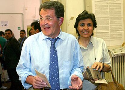 El presidente de la Comisión, Romano Prodi, y su esposa se dirigen a votar en su colegio electoral de Bolonia.