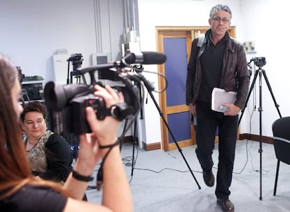 El portavoz de Amaiur, Xabier Mikel Errekondo, antes de una rueda de prensa en San Sebastián.