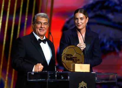 FC Barcelona President Joan Laporta and player Alexia Putellas receive the award for the best women's team of the year this Monday during the Ballon d'Or gala.