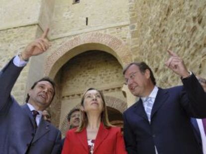 De izquierda a derecha, el alcalde de Segovia, Pedro Arahuetes, la ministra de Fomento, Ana Pastor, y el consejero de Fomento y Medio Ambiente de la Junta de Castilla y León, Antonio Silván