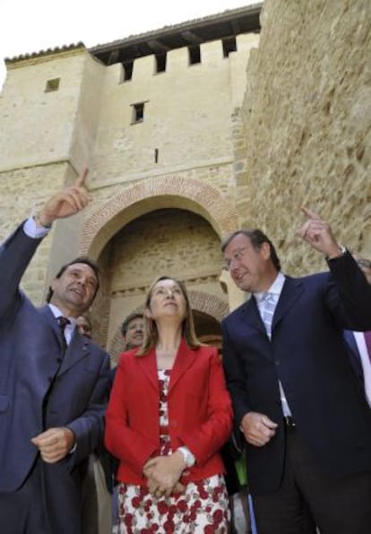 De izquierda a derecha, el alcalde de Segovia, Pedro Arahuetes, la ministra de Fomento, Ana Pastor, y el consejero de Fomento y Medio Ambiente de la Junta de Castilla y León, Antonio Silván