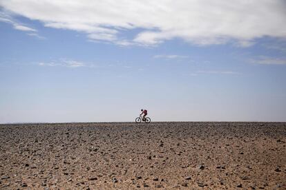 Un competidor monta su bicicleta durante la Etapa 3 de la 13ª edición de Titan Desert 2018 entre Alnif y Rissani, en el centro de Marruecos, el 1 de mayo de 2018.