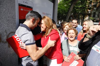 La candidata a la Secretaría General del PSOE, Susana Díaz, saluda a los simpatizantes socialistas que se han reunido en la sede del partido en la madrileña calle de Ferraz.
