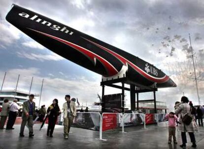 El barco del equipo campeón Alinghi, participante en la Copa del América, ayer en Valencia.