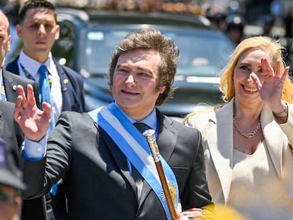 Javier Milei y su hermana Karina, durante el recorrido a la Casa Rosada.