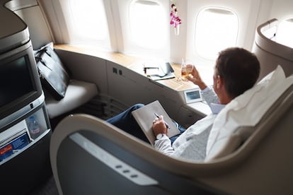 Los pasajeros de primera clase de Cathay Pacific Airways también tienen su propia cabina individual en el avión, en la que la butaca se puede convertir en cama para llegar así fresco y descansado al destino, uno de los mayores lujos de los que se puede disfrutar en vuelos de larga distancia. Las comodidades de las cabinas de la aerolínea de Hong Kong incluyen una butaca que hace masajes y que se transforma en una cama totalmente plana; dormir con sábanas de algodón de 500 hilos; pijama de algodón orgánico, antifaz y zapatillas —además de un neceser con artículos y cremas varias—; control de las luces y televisión de pantalla táctil.