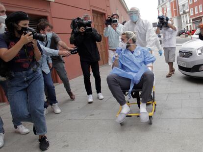 Chico Flores, el jugador del Fuenlabrada que fue ingresado en el hospital por coronavirus, a su regreso al hotel en A Coruña.