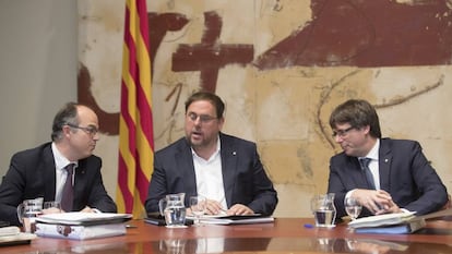 Reunion ordinaria del Govern de la Generalitat de Catalunya. Carles Puigdemont, Oriol Junqueras y Turull
