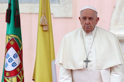 El papa Francisco es recibido por el presidente de Portugal, Marcelo Rebelo de Sousa, frente al Palacio de Belém en Lisboa.