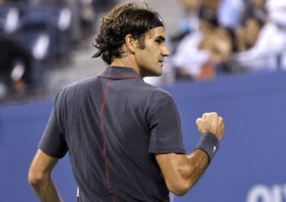 Roger Federer celebra un punto en su partido ante Tsonga del Open de EE UU.