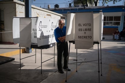 Un hombre arma uno de los módulos de votación en la alcaldía Xochimilco.
