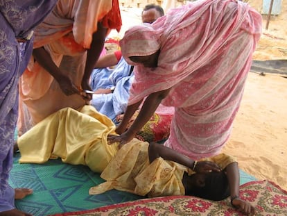 Un grupo de mujeres escenifican la ablaci&oacute;n del cl&iacute;toris, en un taller de sensibilizaci&oacute;n en Mauritania.