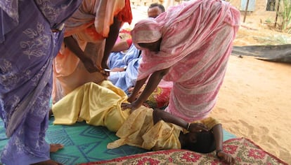 Un grupo de mujeres escenifican la ablaci&oacute;n del cl&iacute;toris, en un taller de sensibilizaci&oacute;n en Mauritania.