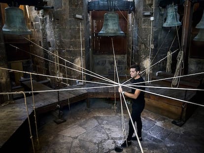 Eliseu M. Roig sujeta los cabos unidos en el centro del campanario de la catedral de Valencia para tocar un 'tranc', que implica mover las cinco campanas a la vez.  