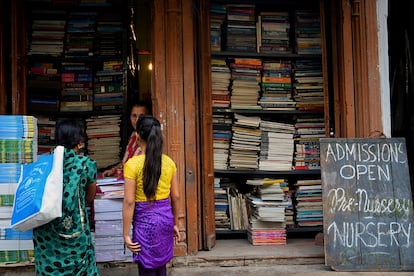 Alrededor de 12 millones de mujeres están matriculadas en cursos universitarios en India. Sin embargo, a pesar de que los datos demuestran una tendencia a la reducción de la desigualdad, el analfabetismo sigue golpeando más en el caso de la población femenina, ya que tan solo el 60% de las mujeres saben leer y escribir, frente al 81% de los hombres.