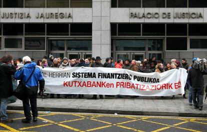 Miembros de la Plataforma contra la privatización de Kutxabank, en su protesta.