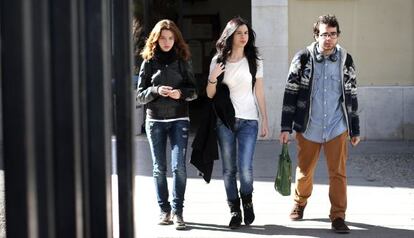 Varios alumnos salen ayer por la mañana del IES Lluís Vives