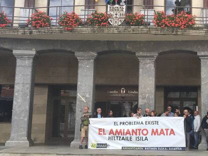 Miembros de Asviamie en la puerta del Ayuntamiento de Llodio.