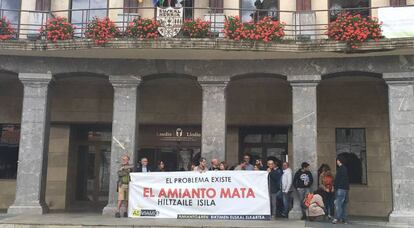 Miembros de Asviamie en la puerta del Ayuntamiento de Llodio.