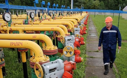 Imagen de archivo que muestra a un trabajador en un depósito de gas cerca de la ciudad de Stryi, en Ucrania.