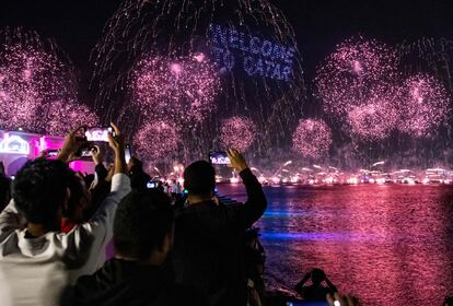 Fuegos artificiales en Qatar durante la ceremonia de inauguración del Mundial 2022.