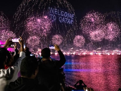 Fuegos artificiales en Qatar durante la ceremonia de inauguración del Mundial 2022.