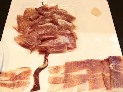 Plato de jamón con silueta de encina en la pasada edición del Salón de Gourmets de Madrid.