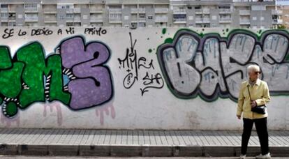 Pintadas en un muro en Torrevieja.