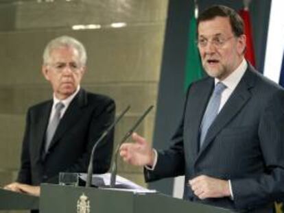 El presidente del Gobierno, Mariano Rajoy (dcha), durante la rueda de prensa conjunta que ofreció con su homólogo italiano, Mario Monti, al término de la reunión que ambos mantuvieron hoy en el Palacio de la Moncloa.