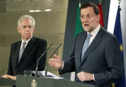 El presidente del Gobierno, Mariano Rajoy (dcha), durante la rueda de prensa conjunta que ofreció con su homólogo italiano, Mario Monti, al término de la reunión que ambos mantuvieron hoy en el Palacio de la Moncloa.