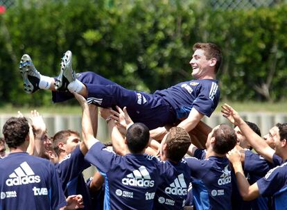 La plantilla de la selección mantea a Casillas en la concentración para el Mundial de Japón y Corea de 2002.