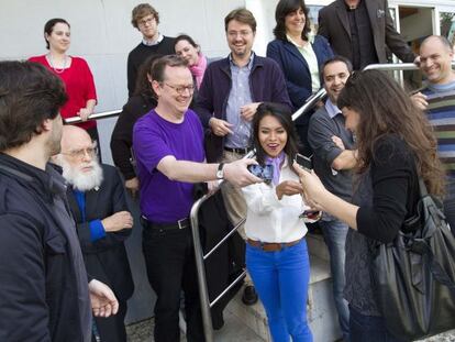Participantes en el congreso de magia y ciencia, ayer en Redondela. A la izquierda, con barba blanca, el ilusionista James Randi.