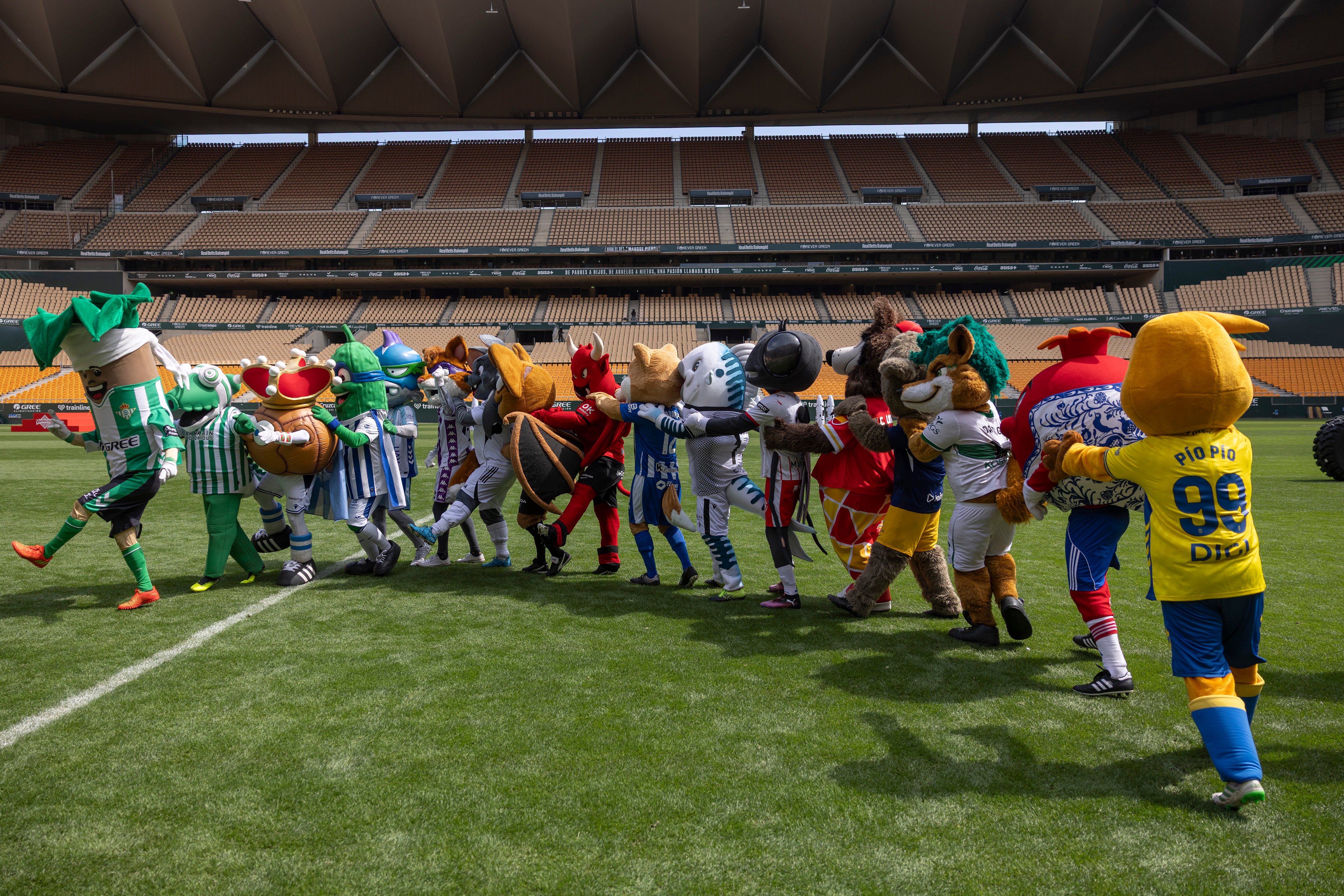 Los participantes de LALIGA DE LAS MASCOTAS, liderados por Palmerín, del Real Betis, bailan una conga antes del inicio del torneo.