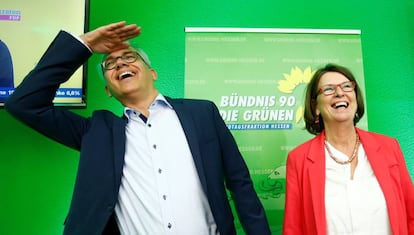 El candidato de los Verdes, Tarek al Wazir, junto a la ministra de Medio Ambiente de Hesse, Priska Hinz, tras conocer los primeros sondeos.