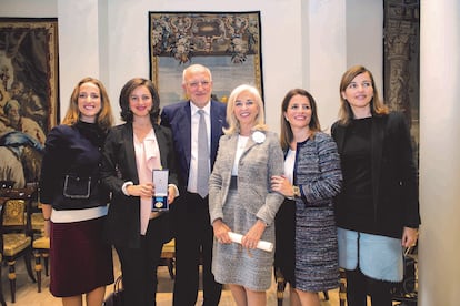 El matrimonio Juan Roig y Hortensia Herrero (en el centro), con sus hijas (de izquierda a derecha) Juana, Amparo y las mellizas Hortensia y Carolina, en la entrega al empresario de la medalla de oro al mérito en el trabajo, en Madrid en 2016, en una imagen de Mercadona.