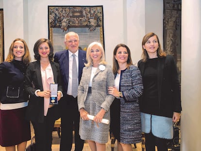 El matrimonio Juan Roig y Hortensia Herrero (en el centro), con sus hijas (de izquierda a derecha) Juana, Amparo y las mellizas Hortensia y Carolina, en la entrega al empresario de la medalla de oro al mérito en el trabajo, en Madrid en 2016, en una imagen de Mercadona.