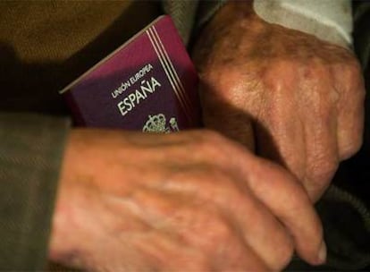 Uno de los brigadistas sostiene el pasaporte español durante el acto.