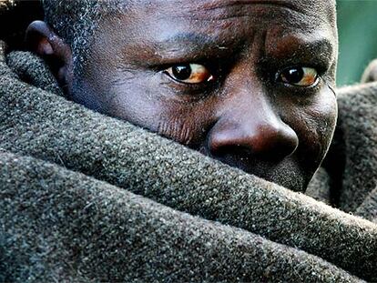 Un inmigrante africano tras  llegar en patera a Tarifa en abril.