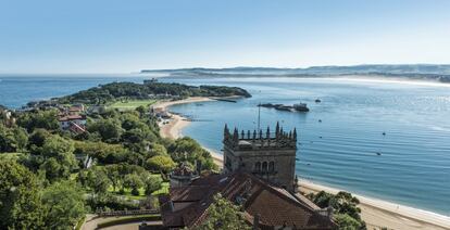 La elegante capital de Cantabria no se abre al mar, sino a su hermosa bahía, la mayor de la costa norte de España, con una extensión de 22,42 kilómetros cuadrados, abrazada por el Paso Pereda y recortada por El Puntal, una extensa playa y barra de arena que cierra por su lado sur la entrada a la bahía de Santander. En la foto, la casa-palacio 'El Promontorio' y, al fondo, el palacio de La Magdalena, en la península homónima.