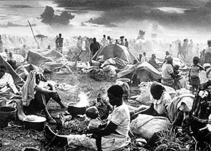 Campo de refugiados en Ruanda, imagen de una de las piezas de <i>Éxodos</i>.