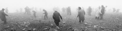 Croagh Patrick, Irlanda, 1978. Fotografía incluida en la muestra 'Miniaturas' de Pentti Sammallahti.