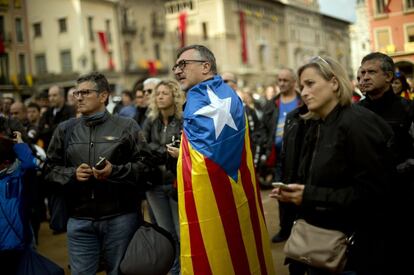 Ambient durant els actes de celebració de la Diada. A la imatge, un home porta una estelada.