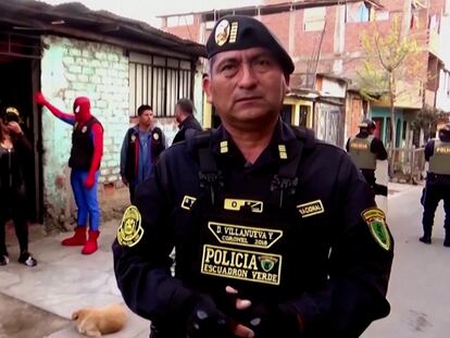 El coronel David Villanueva habla frente a los policías disfrazados en la redada de Lima, Perú, el 29 de octubre 2022.