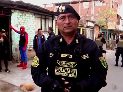 El coronel David Villanueva habla frente a los policías disfrazados en la redada de Lima, Perú, el 29 de octubre 2022.