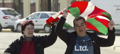 El etarra Jos&eacute; Mar&iacute;a P&eacute;rez D&iacute;az junto con su mujer, a la salida de la prisi&oacute;n de Burgos.