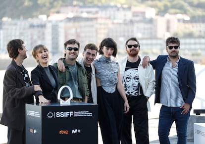 Los creadores de la serie 'La ruta', Borja Soler (segundo derecha), y Roberto Martín (derecha), posan junto a los actores. De izquierda a derecha: Guillem Barbosa, Elisabeth Casanovas, Ricardo Gómez, Àlex Monner, y Claudia Salas, en el festival de cine de San Sebastián.