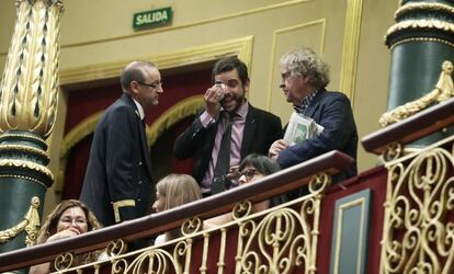 El historiador Ian Gibson (d), junto a un emocionado Eduardo Ranz (c), abogado de la familia La Peña, en la tribuna del invitados del Congreso tras la votación que aprueba el decreto de exhumación de Franco del Valle de los Caídos.